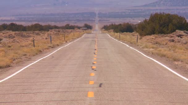 El calor sube de la carretera en el desierto — Vídeo de stock