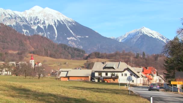 Samochód prowadzi przez wsi Słowenii — Wideo stockowe