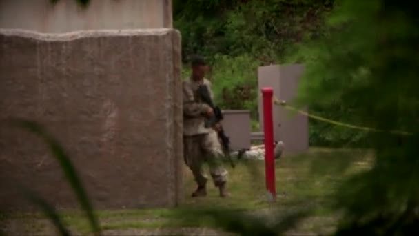 Marineinfanteristen auf Patrouille angegriffen — Stockvideo