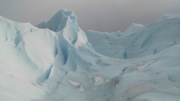 Gleccser keresztül távoli hegyek — Stock videók