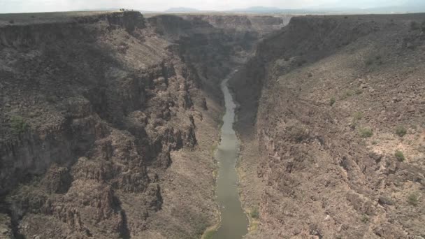 Речные змеи через каньон — стоковое видео