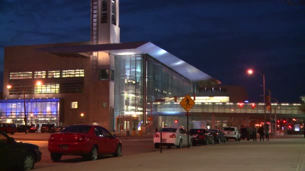 Um moderno edifício de escritórios à noite — Vídeo de Stock