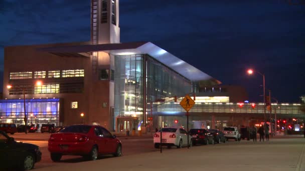 Un moderno edificio de oficinas por la noche — Vídeos de Stock