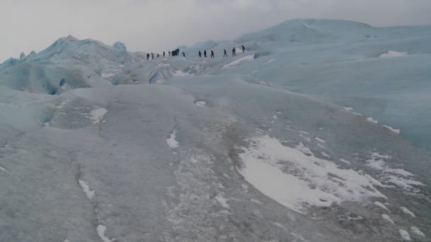 Exploradores se mueven a través de un glaciar — Vídeo de stock