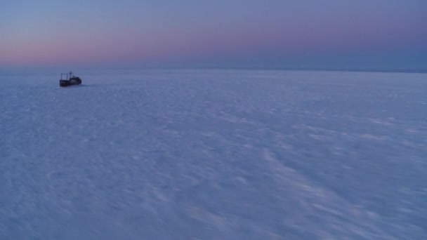 Un barco se sienta atrapado en el hielo — Vídeos de Stock