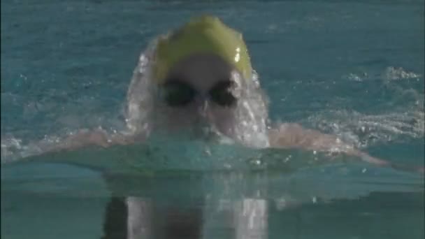 Una mujer nada sobre una piscina — Vídeos de Stock