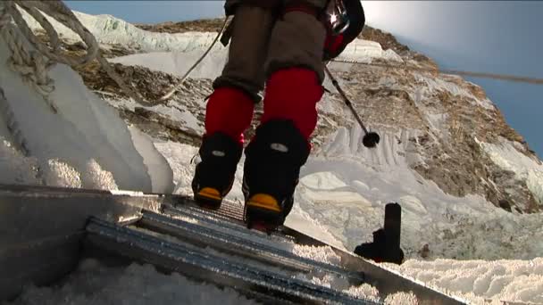 Crampones en peldaños de escalera — Vídeos de Stock