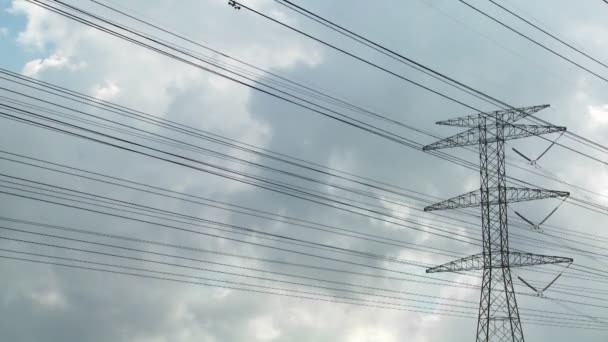 Nubes moviéndose detrás de líneas eléctricas — Vídeos de Stock