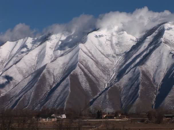 白雪皑皑的山顶附近普罗沃 — 图库视频影像