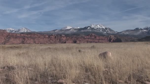 Montañas cubiertas de nieve — Vídeos de Stock