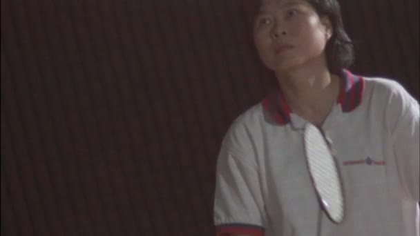 Une femme joue au badminton — Video