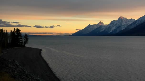 Lumière brosse les extrémités des sommets de montagne — Video