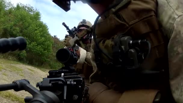 Mariniers op patrouille door Arabische dorp — Stockvideo