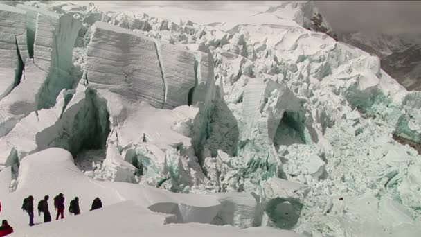 Альпинисты пробиваются — стоковое видео