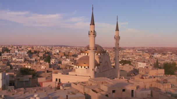 Mosque towering above city of Madaba — Stock Video