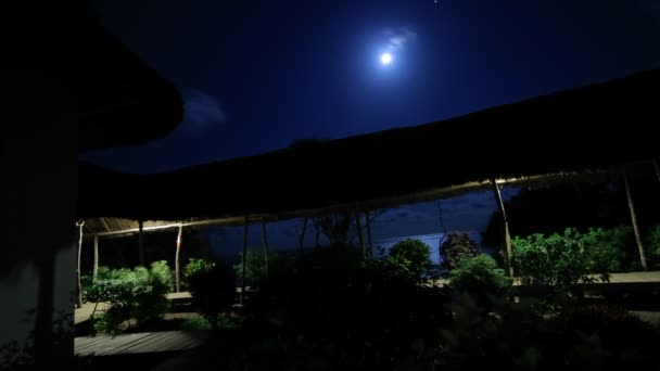 Готель вночі з місяцем над головою — стокове відео