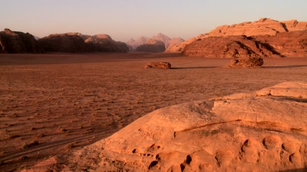 Wadi Rum geniş çöl kumları — Stok video