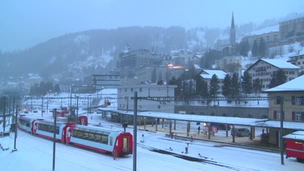 Het treinstation in St. Moritz-Zwitserland — Stockvideo