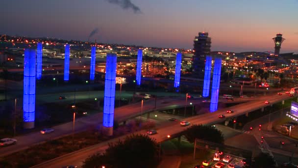 Los Angeles luchthaven met verkeersinformatie aankomst — Stockvideo