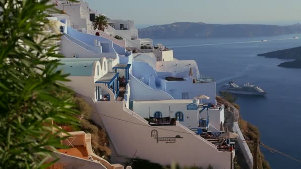 Häuser säumen die Hänge von Santorini — Stockvideo