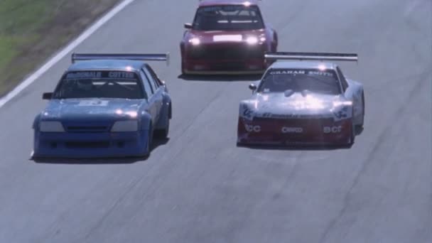 Carros de corrida concorrentes — Vídeo de Stock