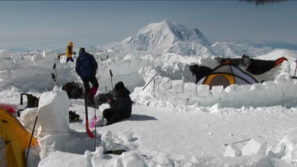 Camp dans les montagnes Denali — Video
