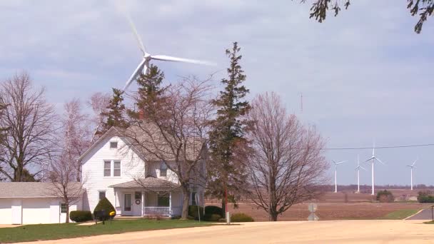 Molinos de viento generan energía — Vídeo de stock