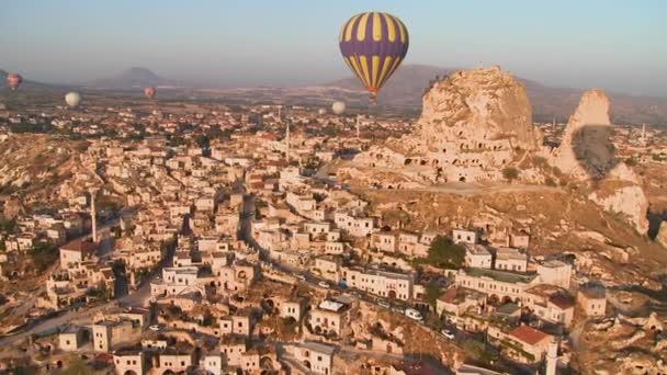 Globos de aire caliente volando sobre Capadocia — Vídeo de stock