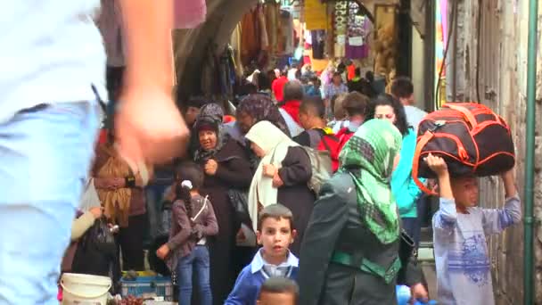 Ludzie chodzą w dzielnicy arabskiej — Wideo stockowe