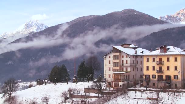 Aldeia nevada nos Alpes — Vídeo de Stock