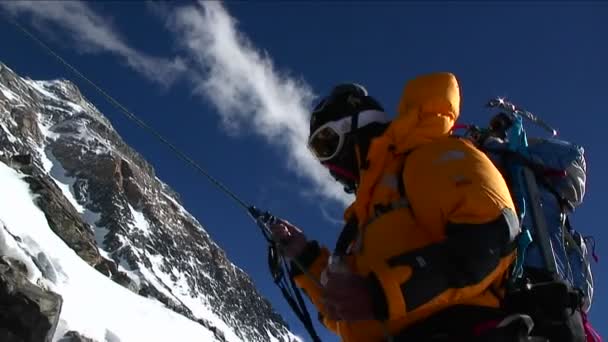 Escalador ascendiendo lentamente rocas — Vídeo de stock