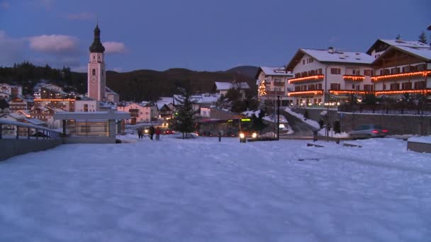 Scène nocturne dans le village tyrolien — Video