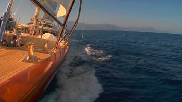 A sailboat travels across the ocean — Stock Video
