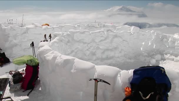 Альпіністи, їдять в таборі — стокове відео