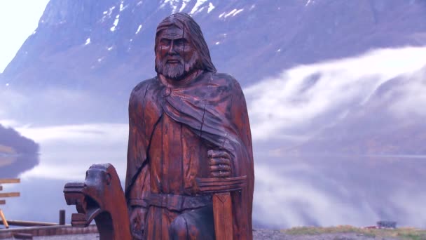 Una estatua vikinga de madera — Vídeo de stock