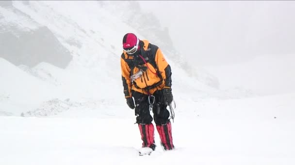 Bergsteiger nähert sich durch Schnee — Stockvideo