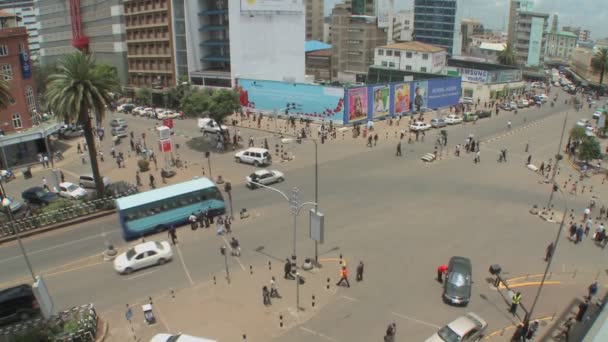 Πολυσύχναστη διασταύρωση στο κέντρο του Ναϊρόμπι — Αρχείο Βίντεο