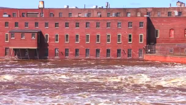 A dam handles water — Stock Video