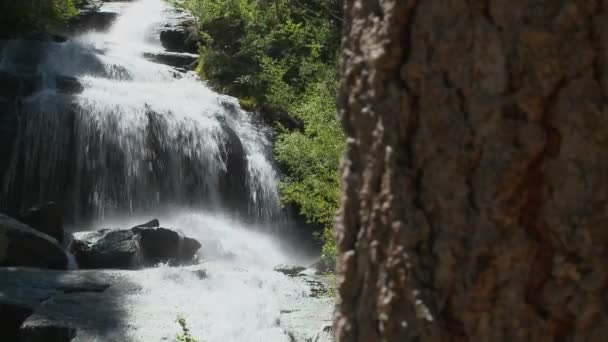 Schöner Wasserfall bei Fortunas — Stockvideo