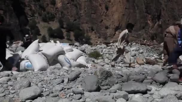 Humanitaire hulp en overstromingen verlichting in Pakistan — Stockvideo