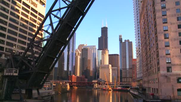 Un pont-levis ouvert avec l'horizon de Chicago — Video