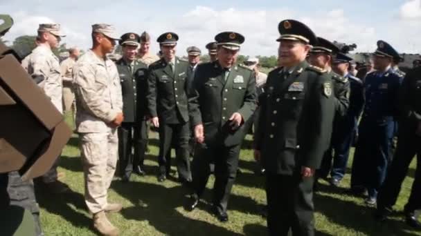 Funcionarios chinos inspeccionan al ejército estadounidense — Vídeo de stock