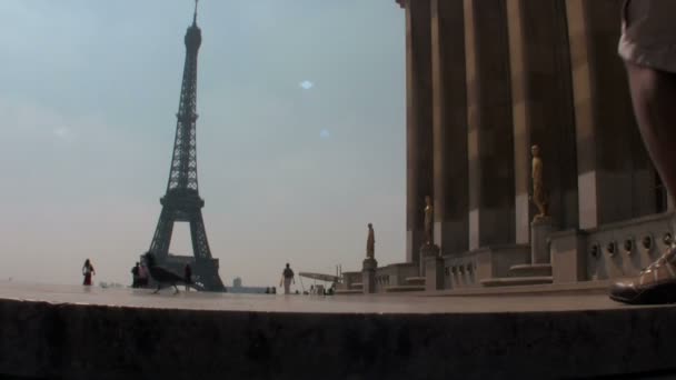 Turistas caminan cerca de la Torre Eiffel — Vídeo de stock