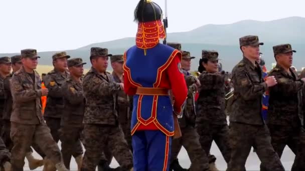 Mongoolse legertroepen maart in formatie — Stockvideo