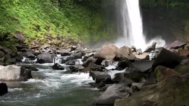 Bella cascata vicino a Fortuna — Video Stock