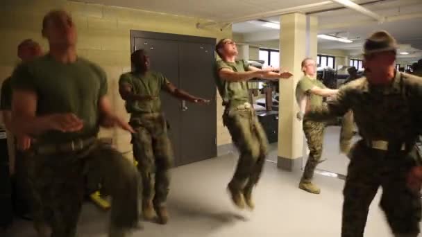 Στρατιώτες έντονη εκκίνησης στρατόπεδο εκπαίδευσης — Αρχείο Βίντεο