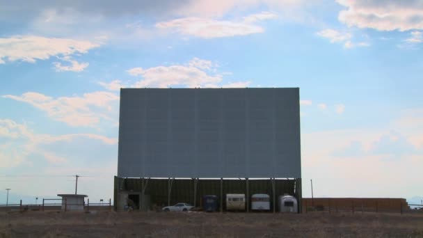 Nubes pasando por la pantalla de teatro — Vídeo de stock