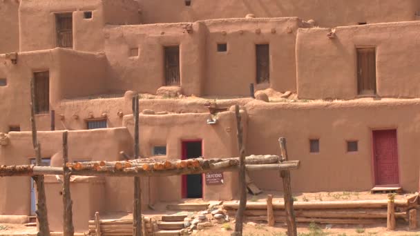 Adobe buildings at the Taos pueblo — Stock Video