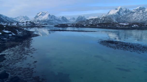 雪の覆われた海岸線のフィヨルドに囲まれました。 — ストック動画