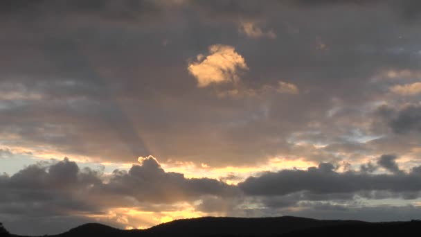 Les rayons du soleil jettent un œil — Video